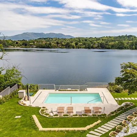 Luxury Villa, Swimming Pool, Private Beach, Sleeps 8 * Comabbio