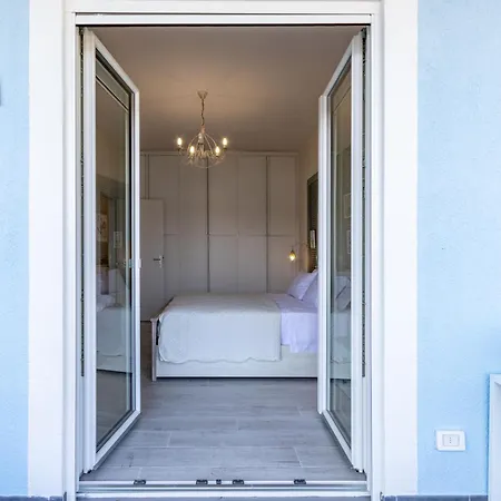 Luxury Villa, Swimming Pool, Private Beach, Sleeps 8 Villa Comabbio