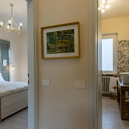 Luxury Villa, Swimming Pool, Private Beach, Sleeps 8 Comabbio
