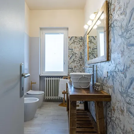 Luxury Villa, Swimming Pool, Private Beach, Sleeps 8 Villa Comabbio