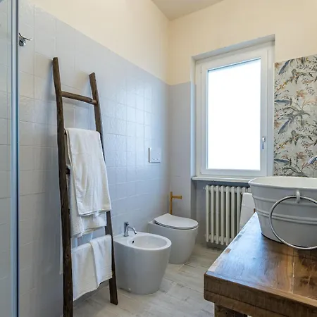 Luxury Villa, Swimming Pool, Private Beach, Sleeps 8 * Comabbio