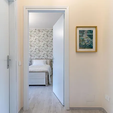 Luxury Villa, Swimming Pool, Private Beach, Sleeps 8 * Comabbio
