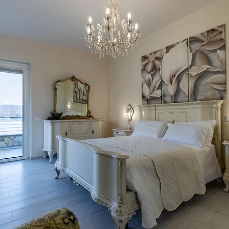 Luxury Villa, Swimming Pool, Private Beach, Sleeps 8 Comabbio