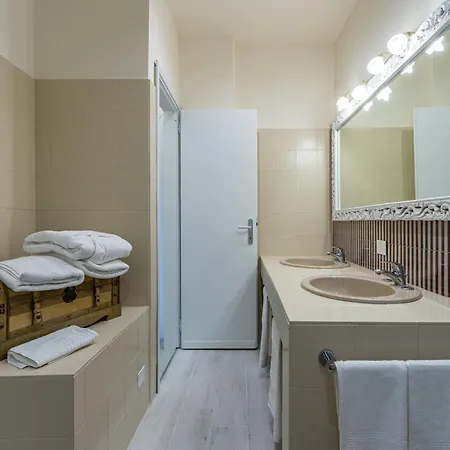 Luxury Villa, Swimming Pool, Private Beach, Sleeps 8 Comabbio