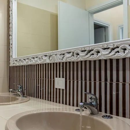 Luxury Villa, Swimming Pool, Private Beach, Sleeps 8 Villa Comabbio