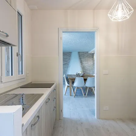 Luxury Villa, Swimming Pool, Private Beach, Sleeps 8 Comabbio