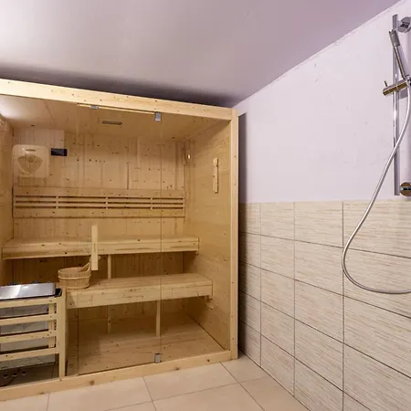 Luxury Villa, Swimming Pool, Private Beach, Sleeps 8 * Comabbio