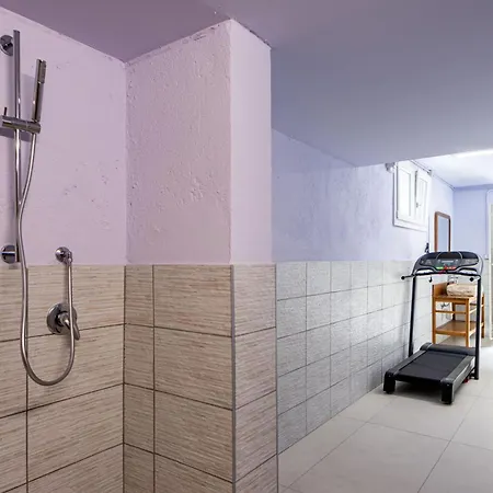 Luxury Villa, Swimming Pool, Private Beach, Sleeps 8 Comabbio