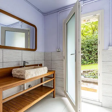 Luxury Villa, Swimming Pool, Private Beach, Sleeps 8 * Comabbio